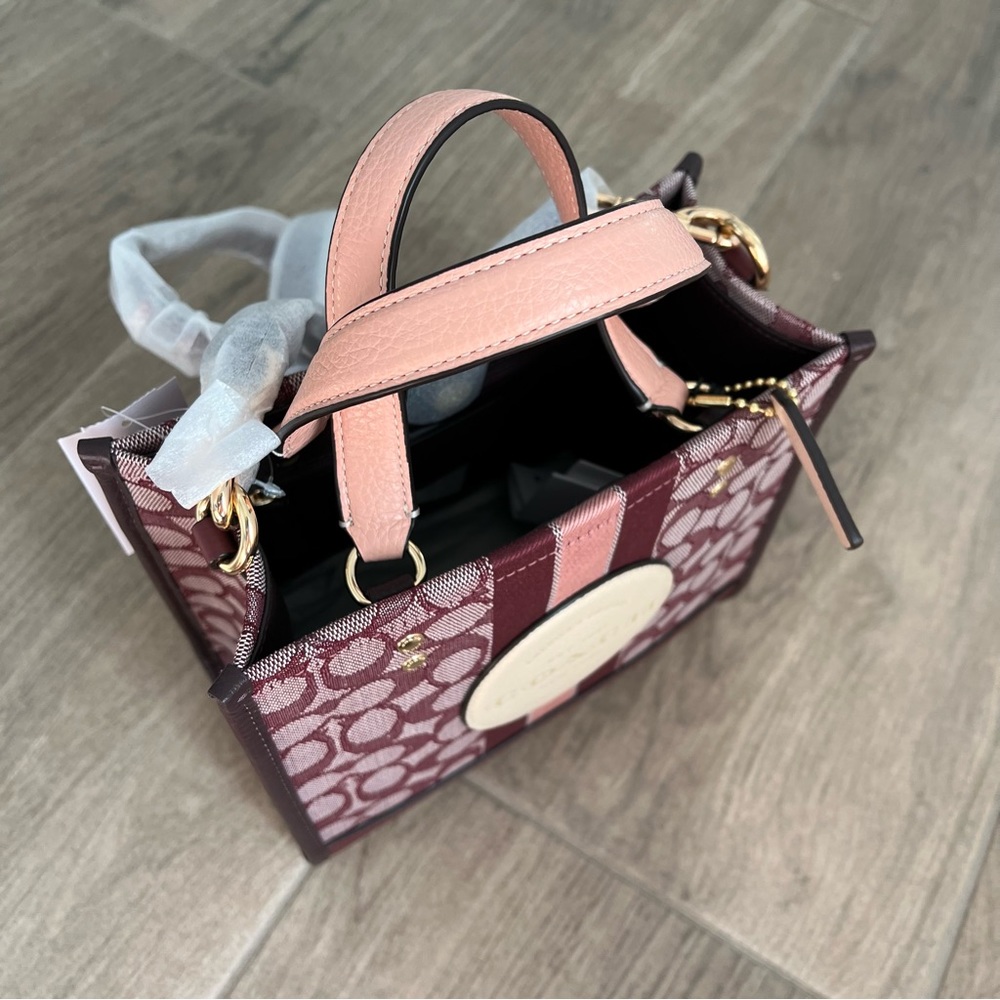 Coach Dempsey Tote 22 In Signature Jacquard With Stripe And Coach Patch - Picture 5 of 9
